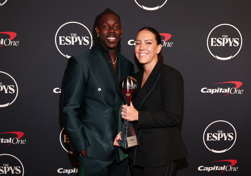 El jugador de los Milwaukee Bucks, Jrue Holiday, recibe el Premio Humanitario Deportivo Muhammad Ali